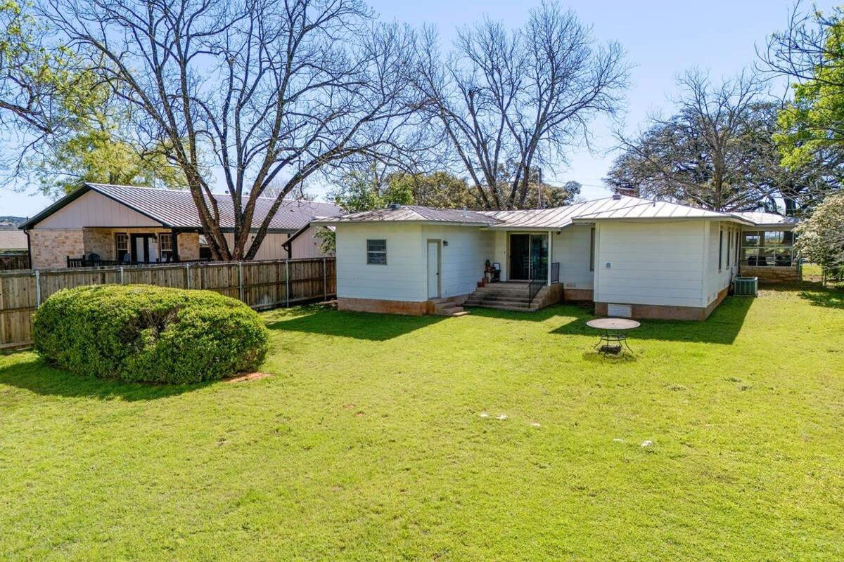 Vintage Veranda - Ping Pong Table & More Fredericksburg Exterior foto